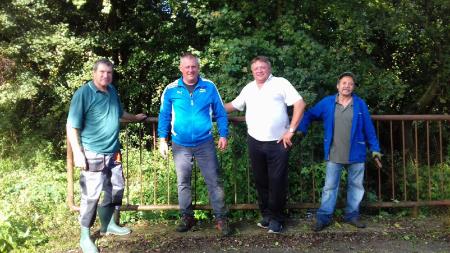 V vasi Radovci je ena ekipa v sklopu čistilne akcije pobarvala 3 moste